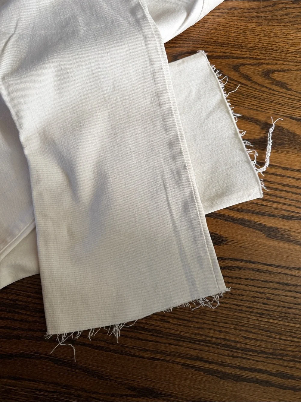 GAP White Cropped Ankle Jeans with Raw Hem sz 6/28R